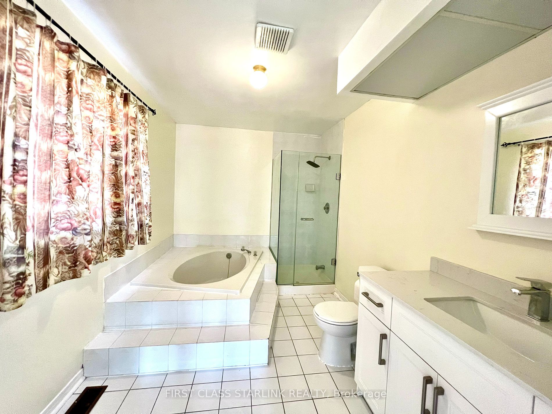 1048 Charminster Cres, #Upper