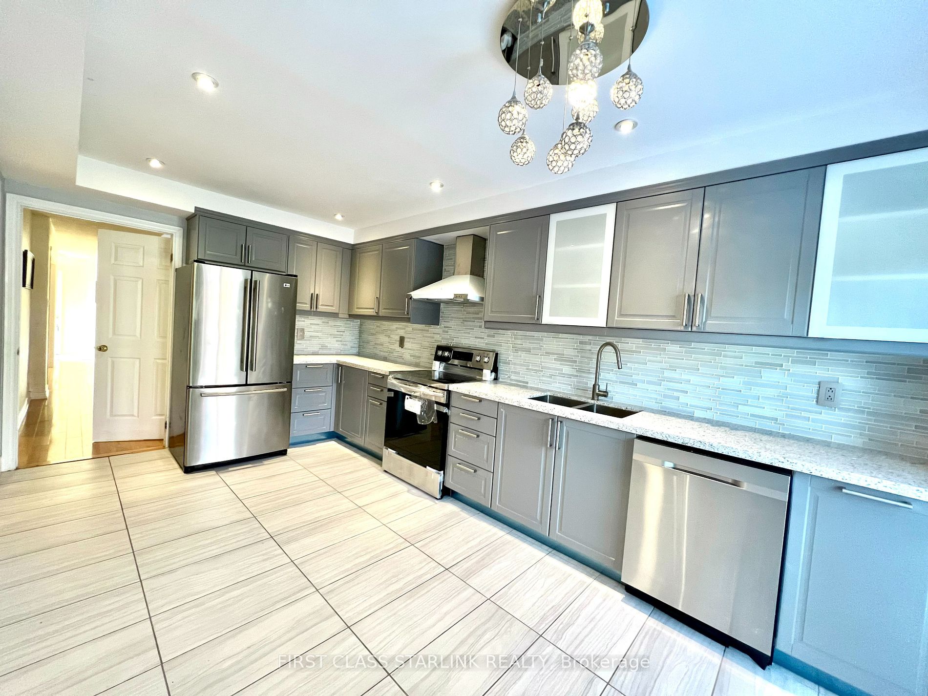 1048 Charminster Cres, #Upper