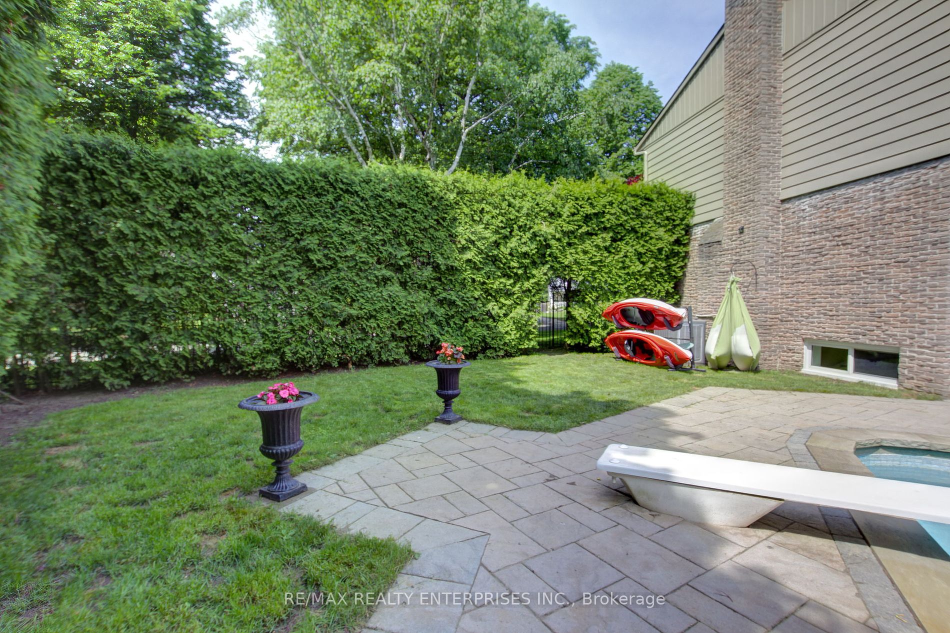 996 Cresthampton Lane