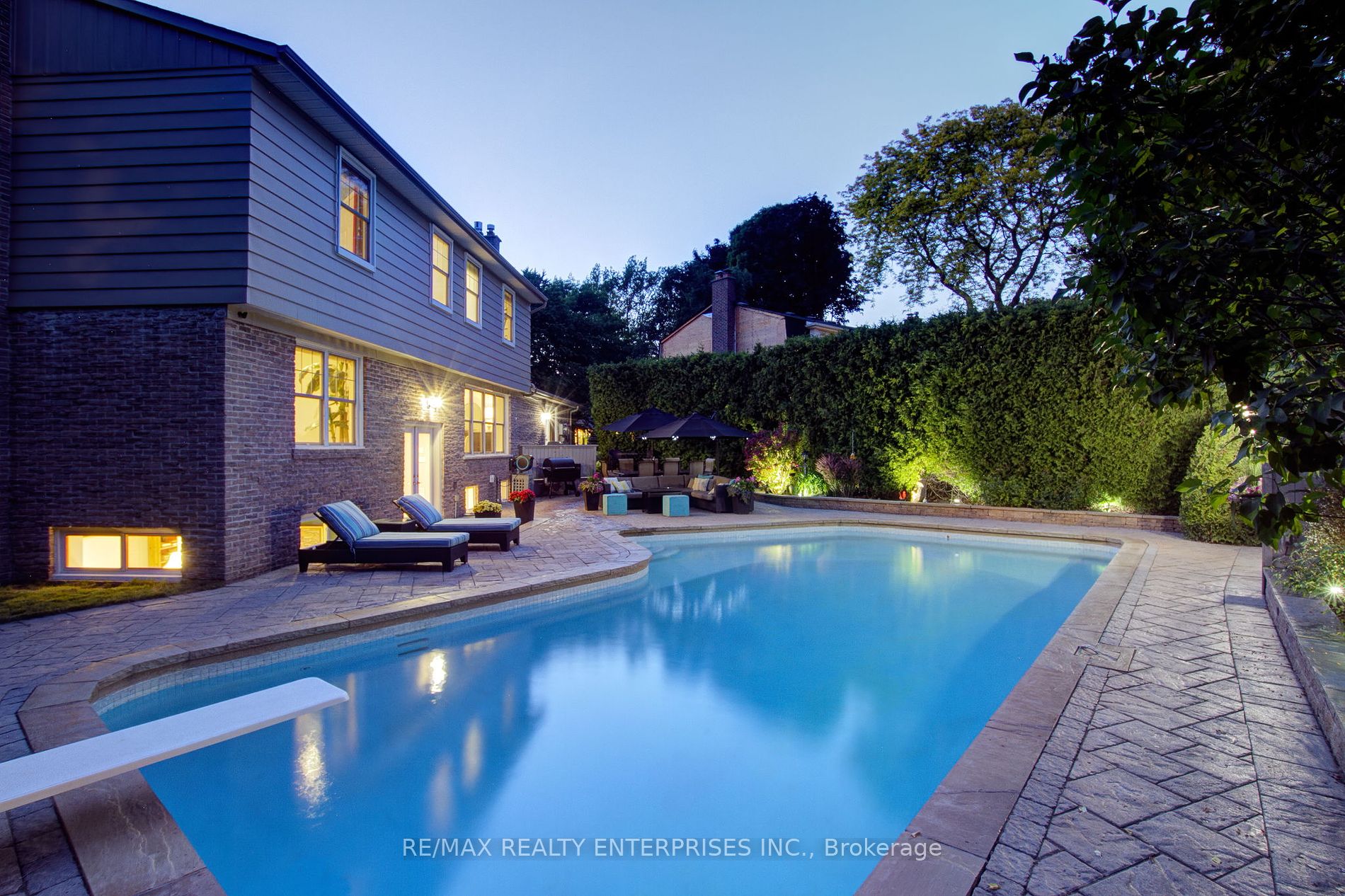996 Cresthampton Lane