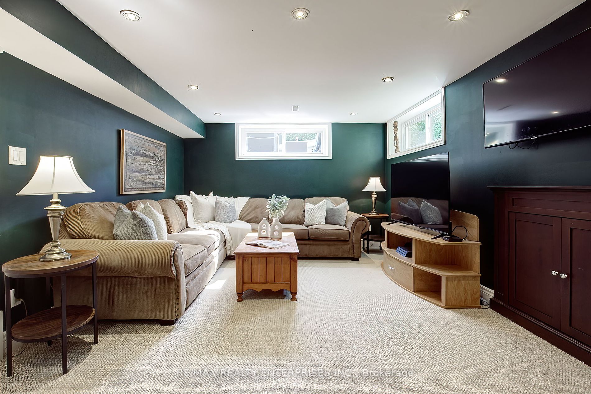 996 Cresthampton Lane