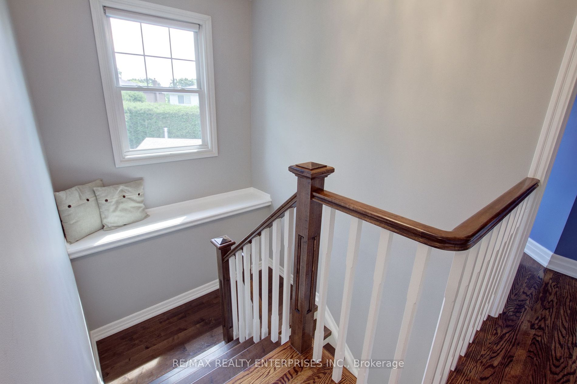 996 Cresthampton Lane