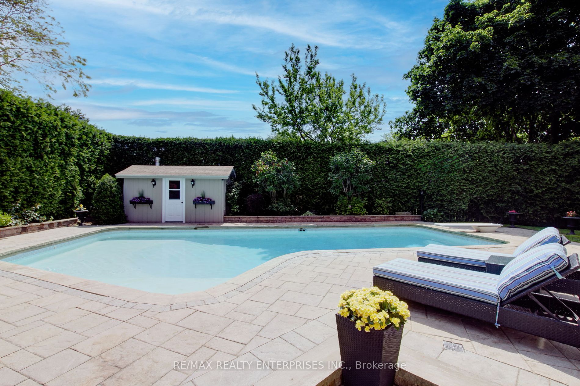 996 Cresthampton Lane