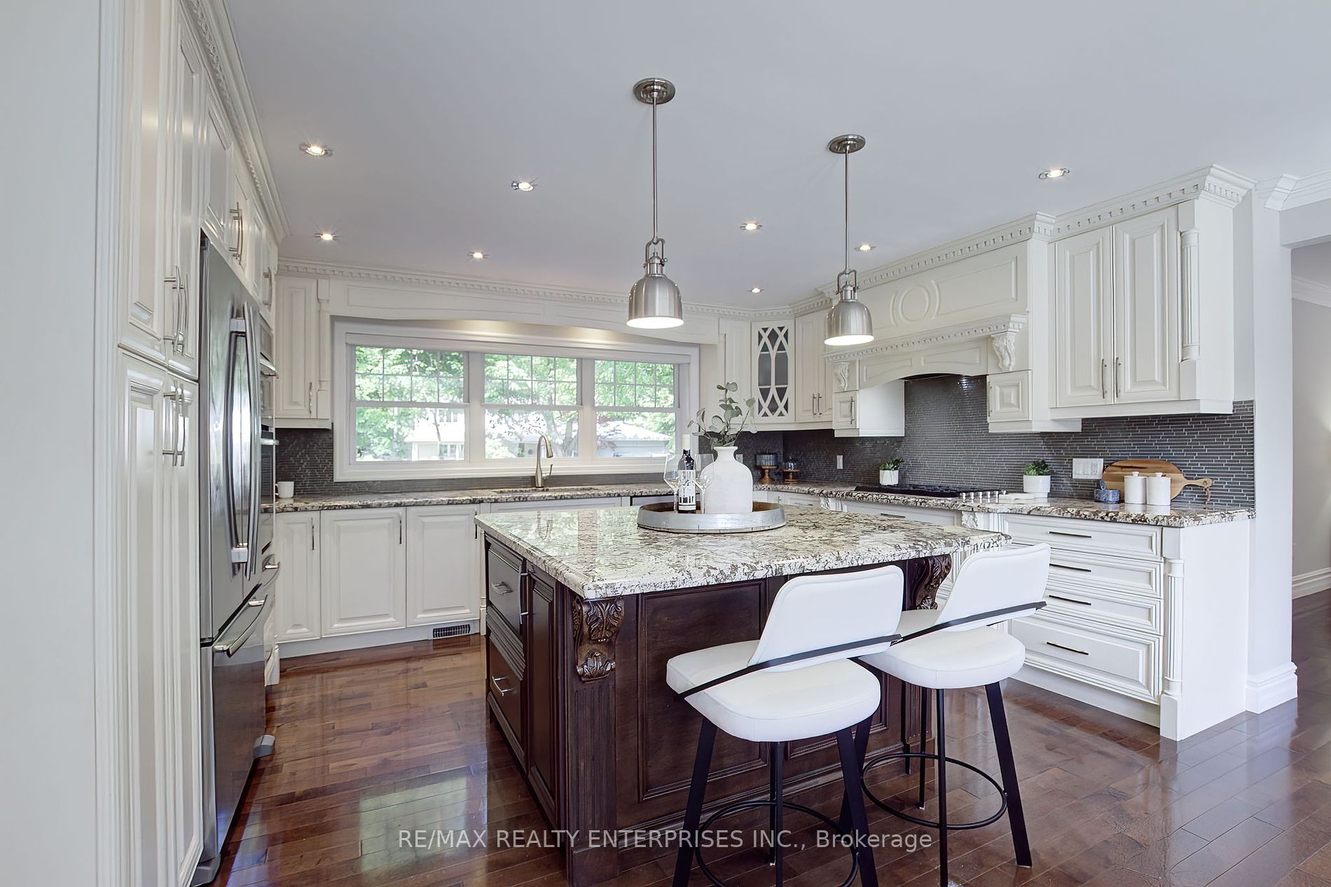 996 Cresthampton Lane