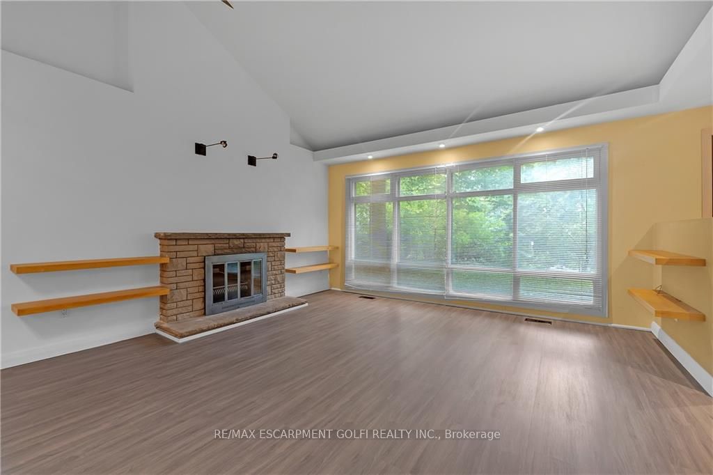 276 Lakeshore Road W