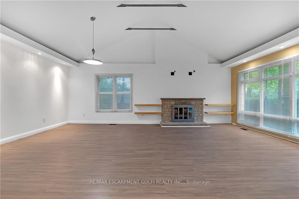 276 Lakeshore Road W