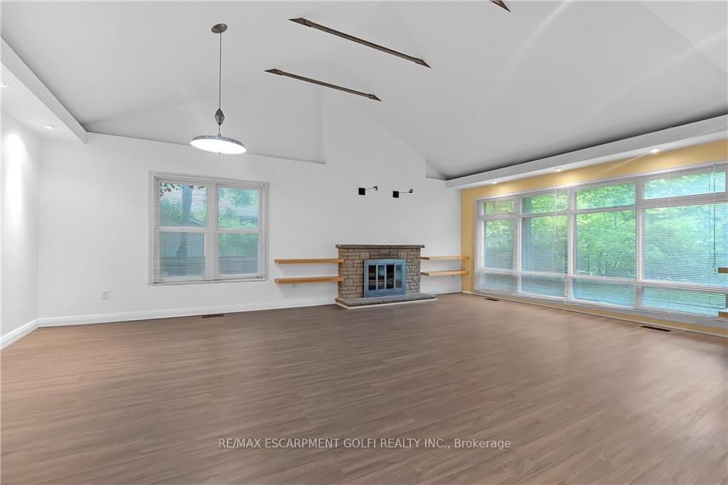 276 Lakeshore Road W