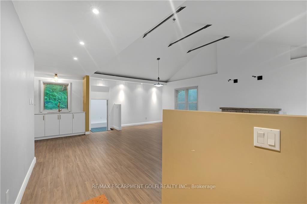 276 Lakeshore Road W