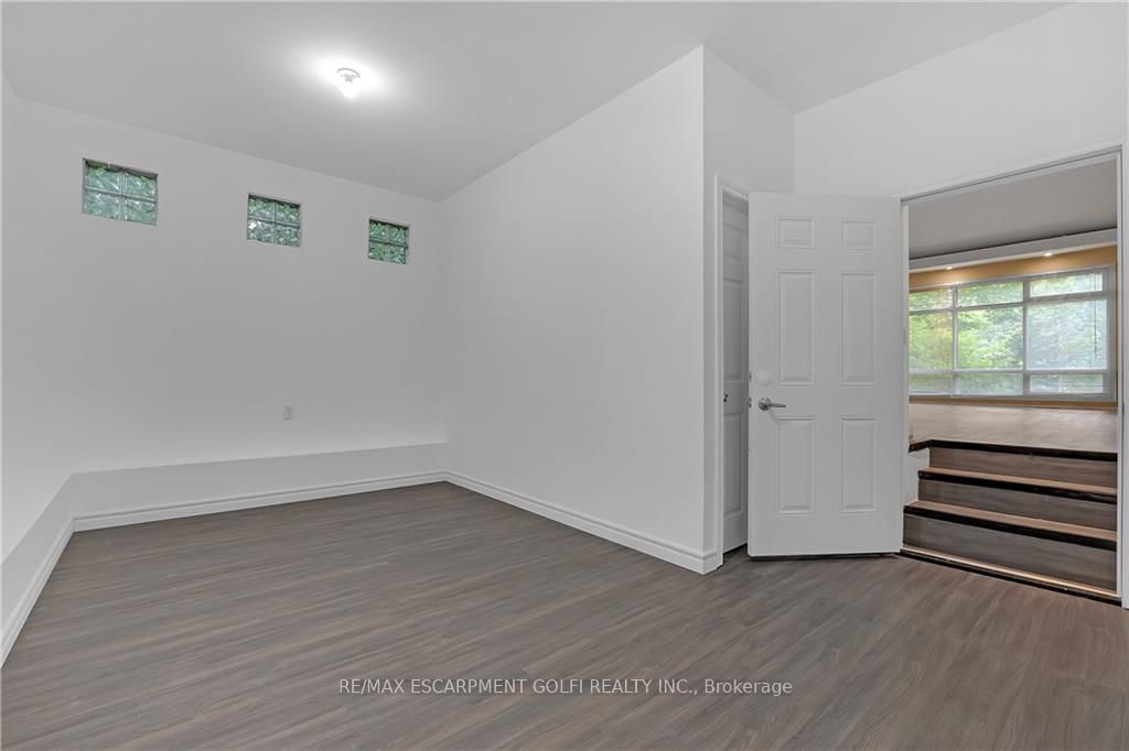 276 Lakeshore Road W