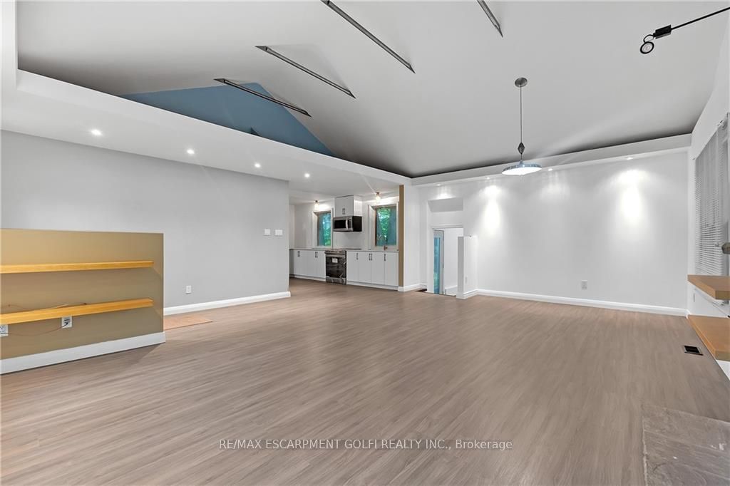 276 Lakeshore Road W