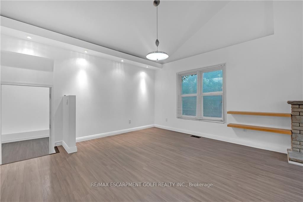 276 Lakeshore Road W