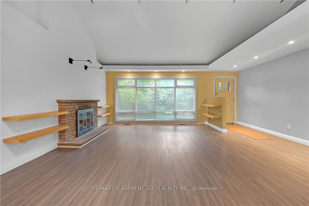 276 Lakeshore Road W