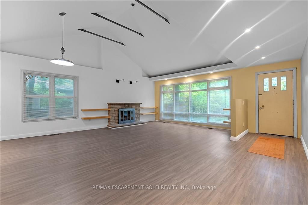 276 Lakeshore Road W