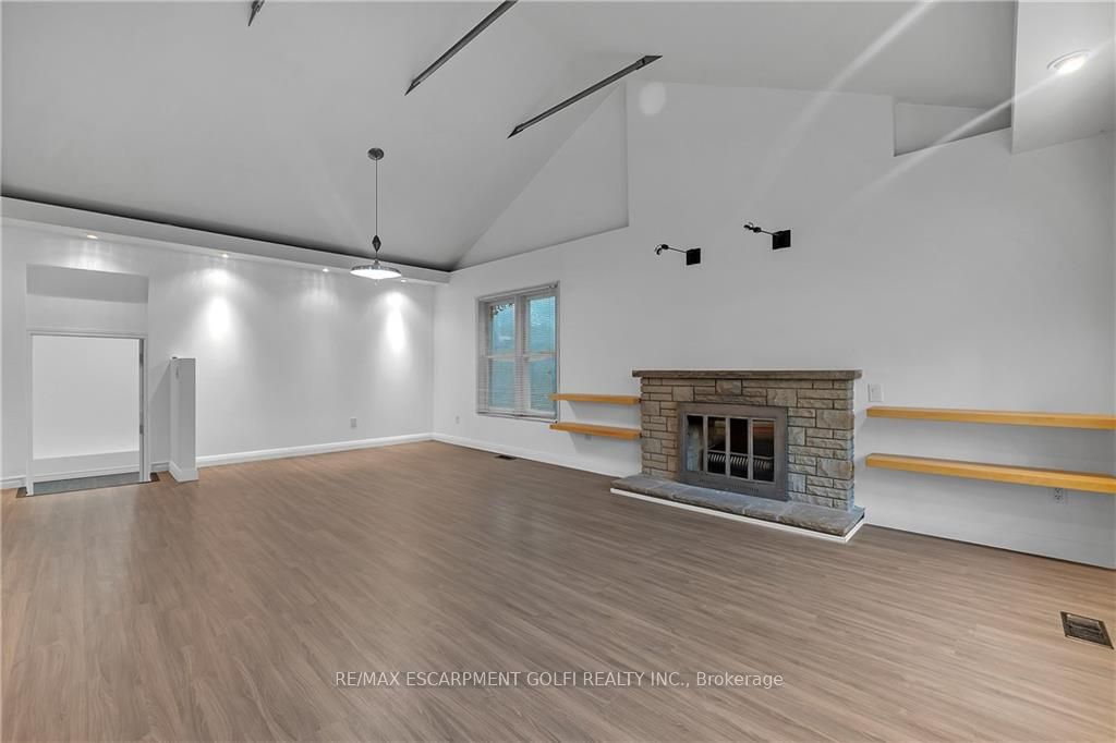 276 Lakeshore Road W