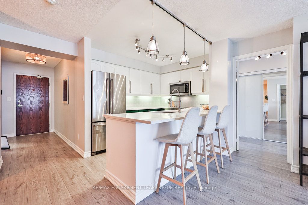 190 Manitoba Street, #805