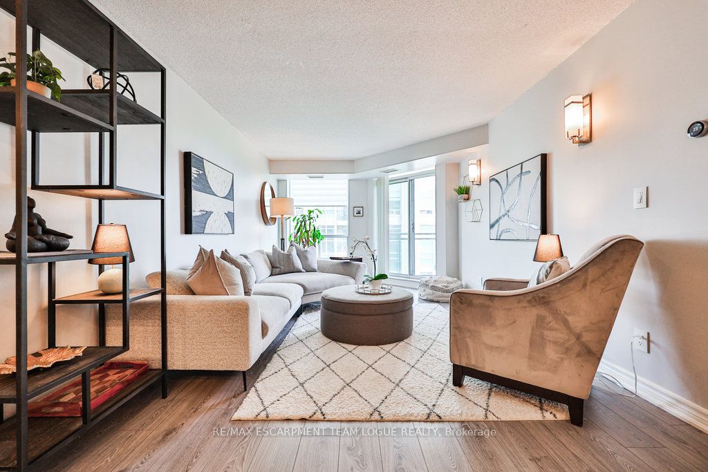 190 Manitoba Street, #805
