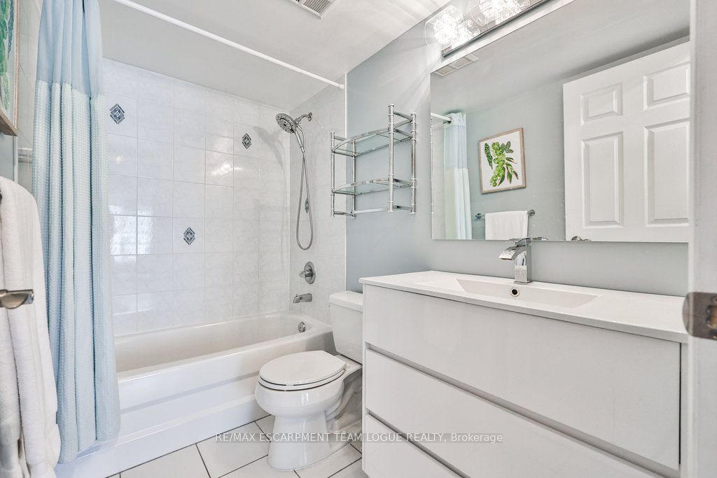 190 Manitoba Street, #805