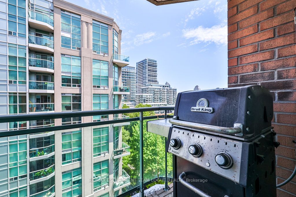 190 Manitoba Street, #805