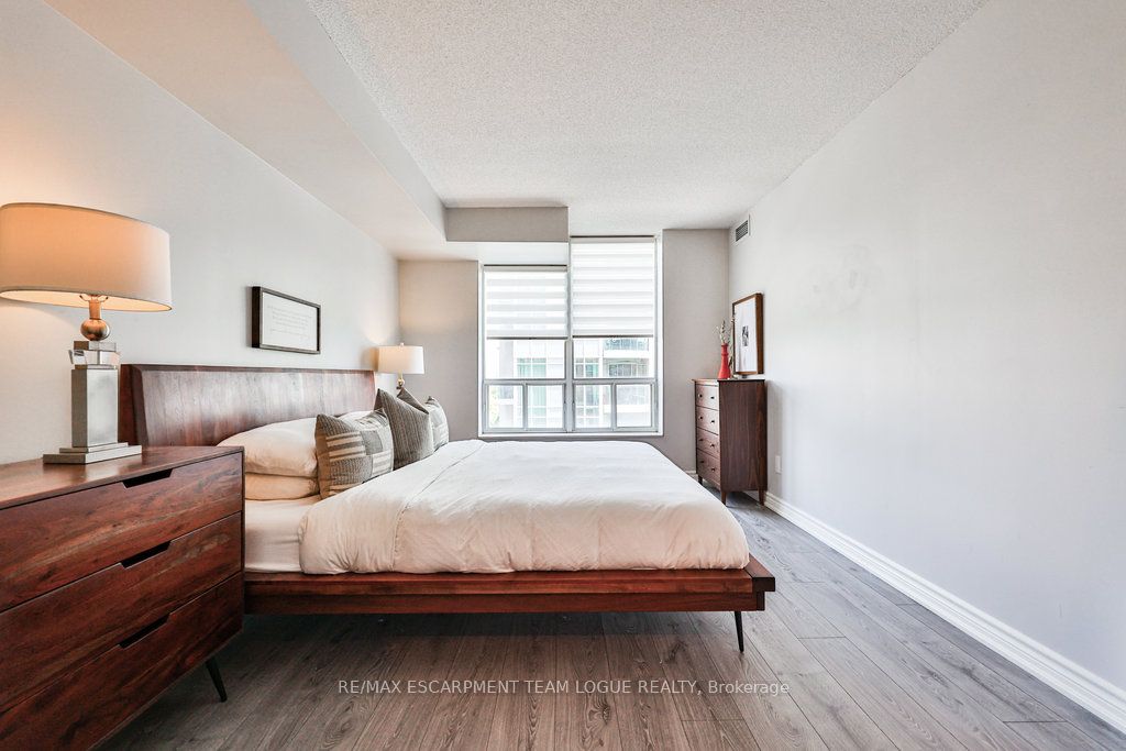 190 Manitoba Street, #805