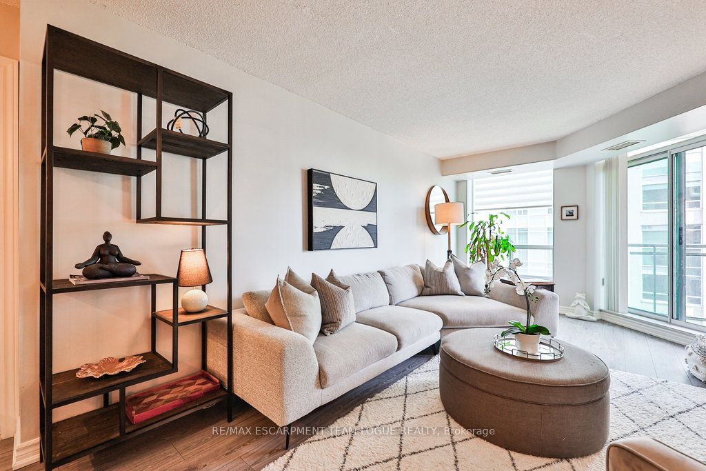 190 Manitoba Street, #805