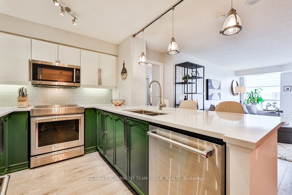 190 Manitoba Street, #805