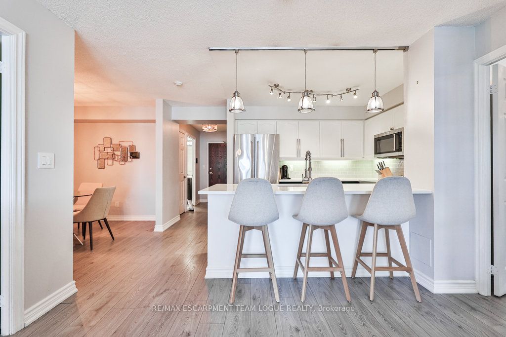 190 Manitoba Street, #805