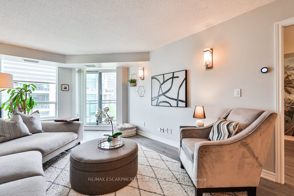 190 Manitoba Street, #805