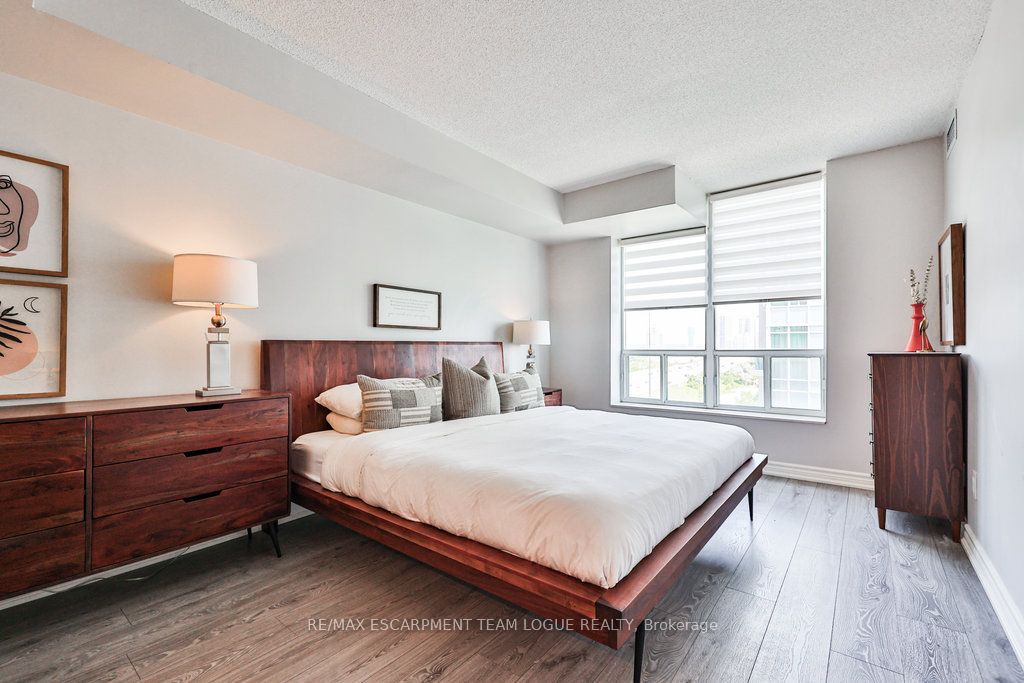 190 Manitoba Street, #805