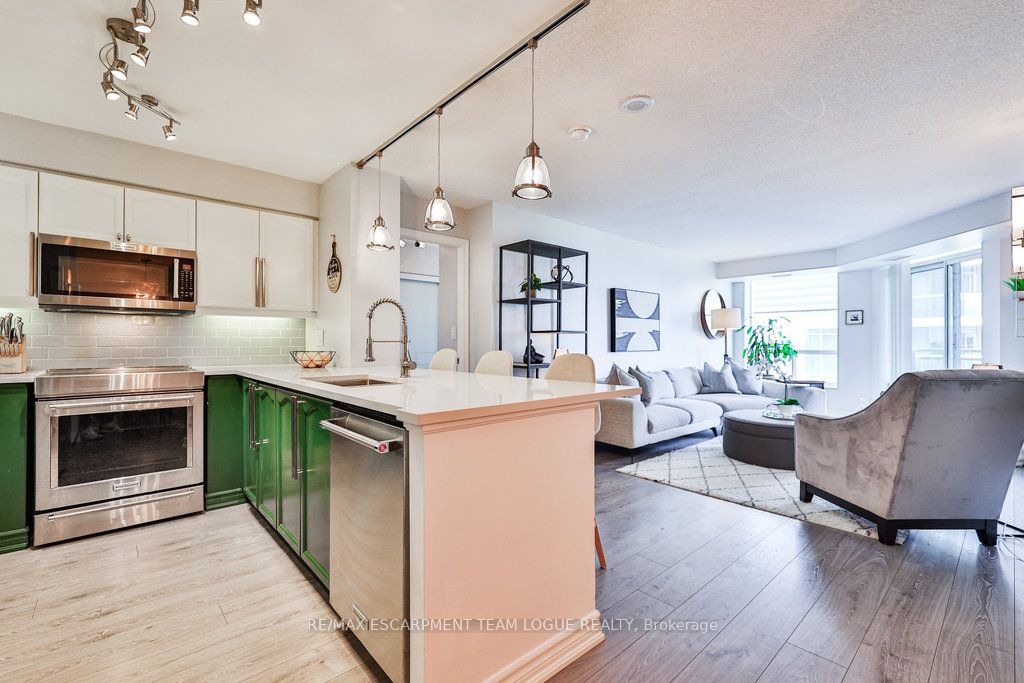 190 Manitoba Street, #805