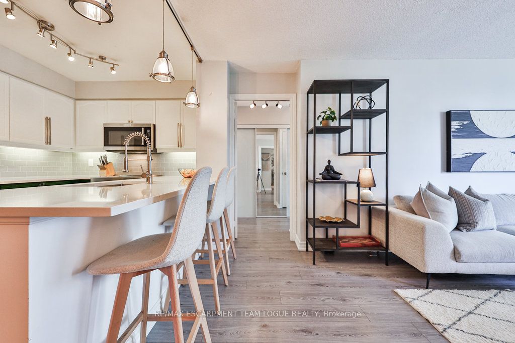 190 Manitoba Street, #805
