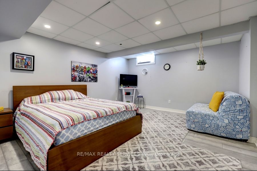 738 Briar Cres