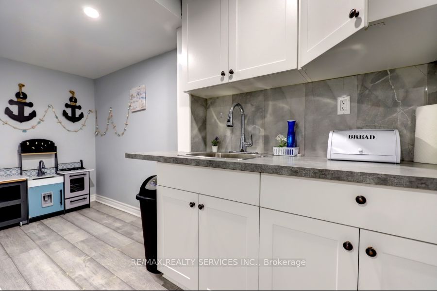 738 Briar Cres