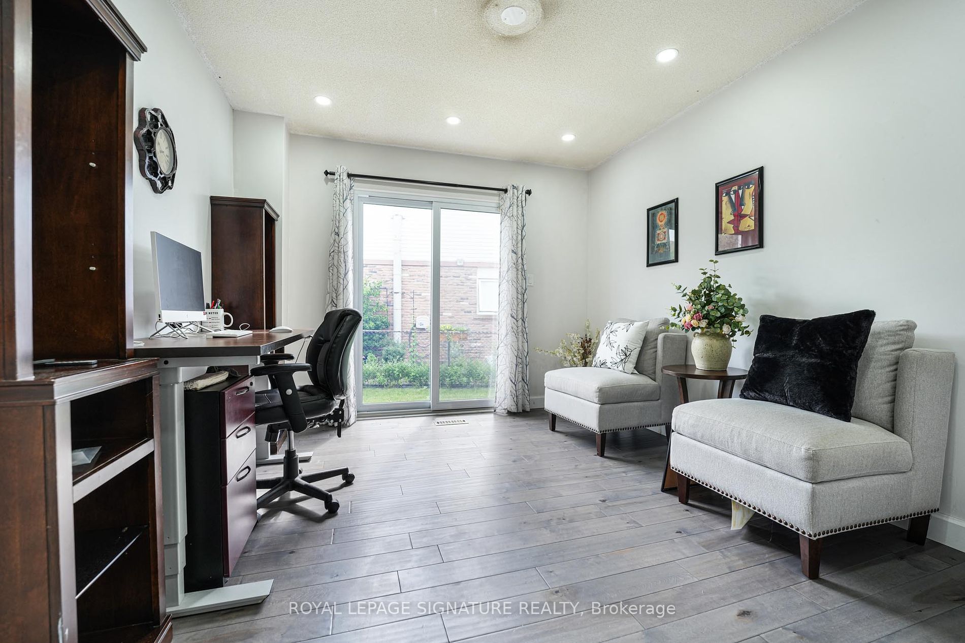 1521 Ealing Crt