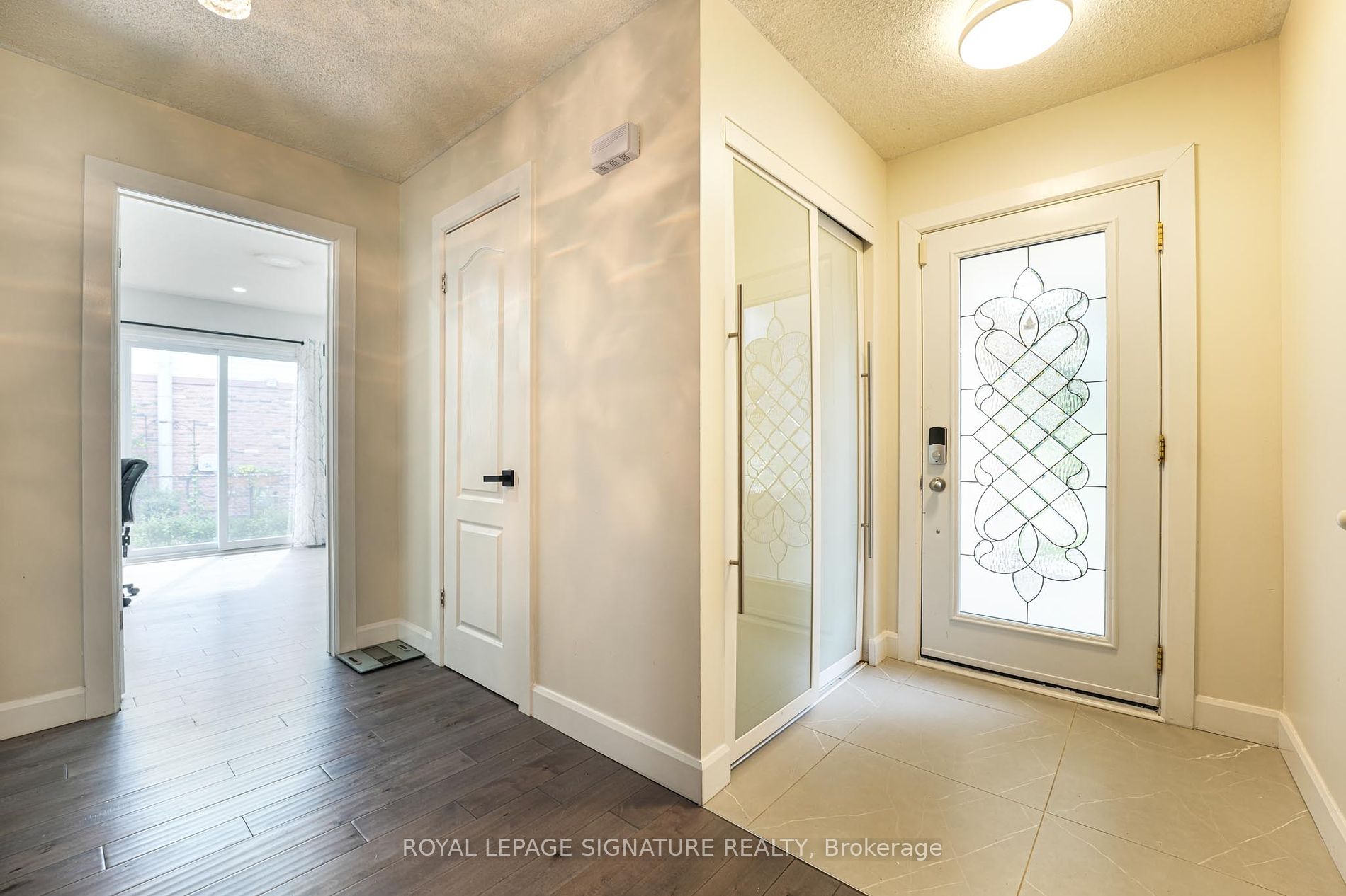 1521 Ealing Crt