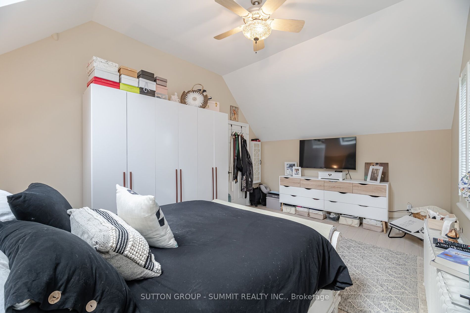 38 JOHN St S