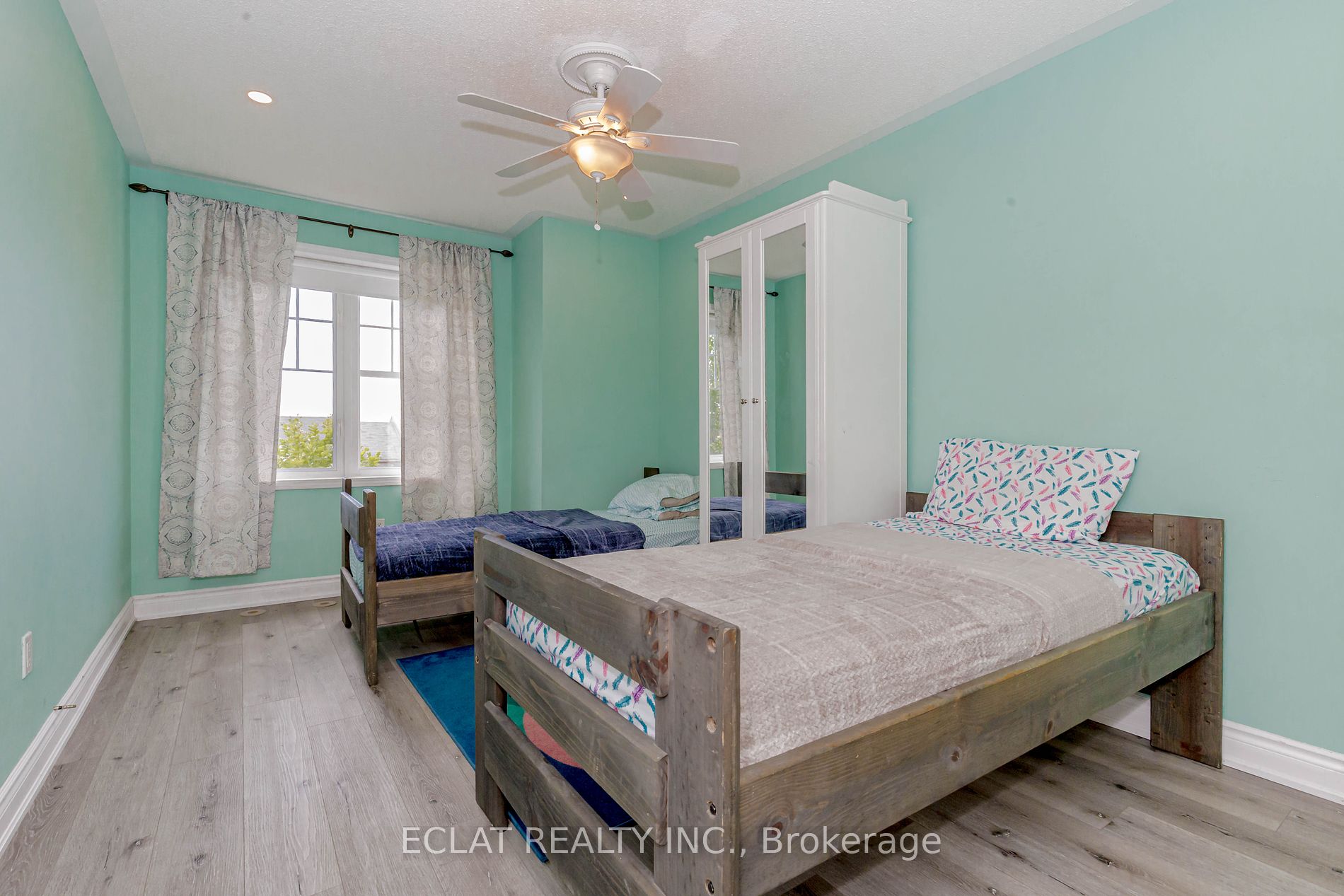 925 Burrows Gate