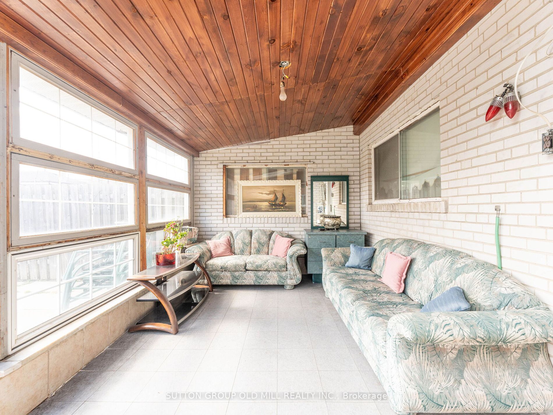 31 Demaris Ave