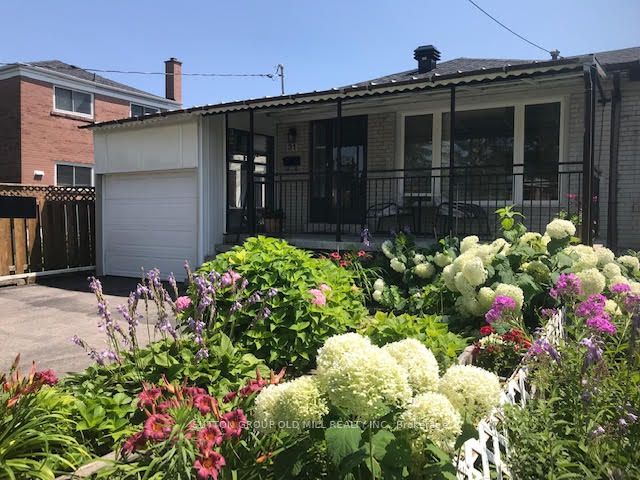 31 Demaris Ave