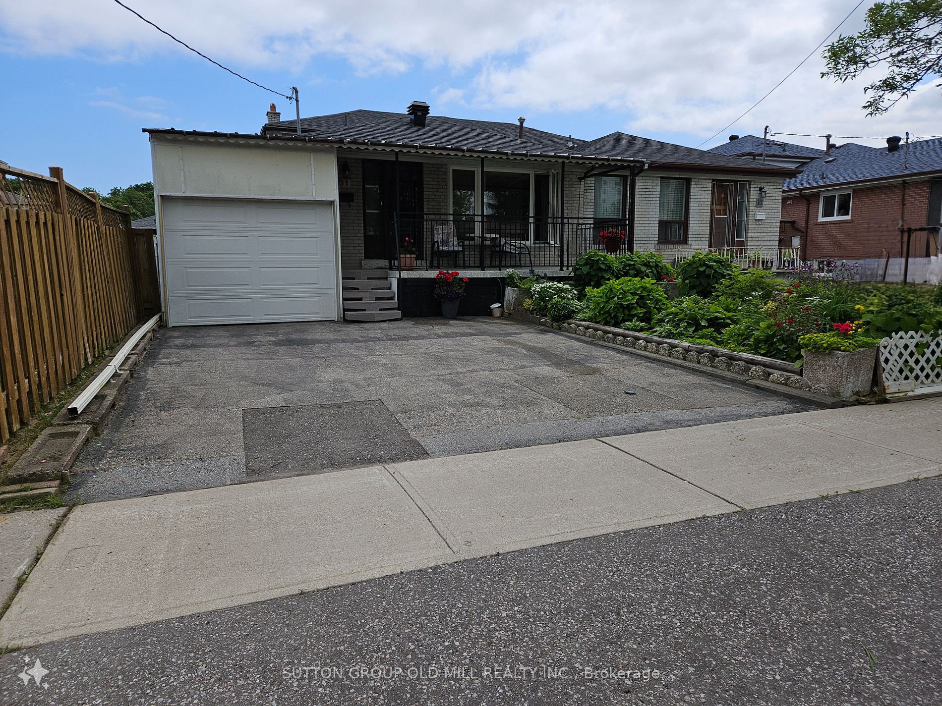 31 Demaris Ave