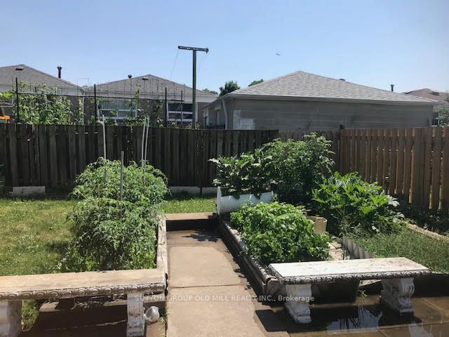 31 Demaris Ave