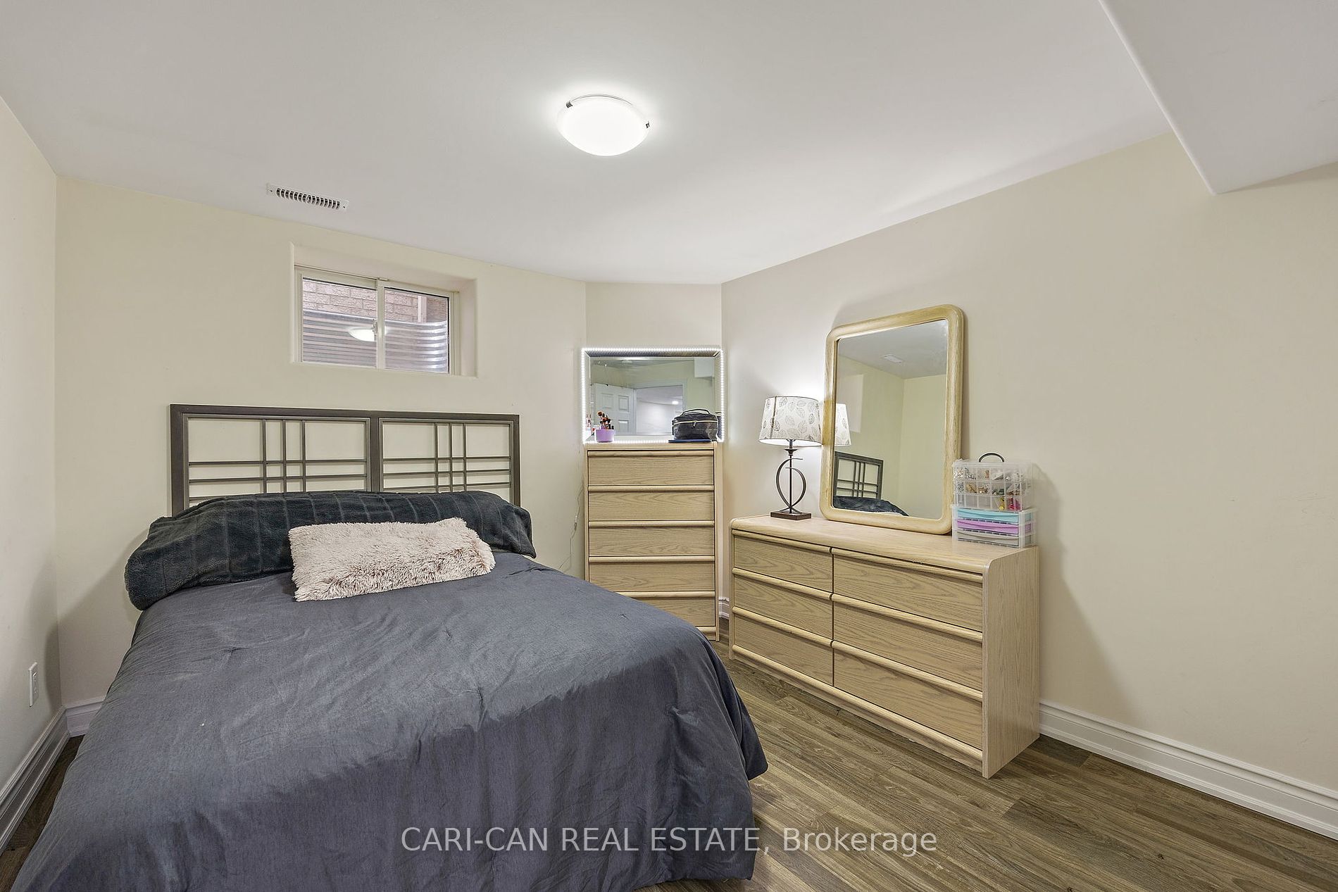 10 Sir Jacobs Crescent