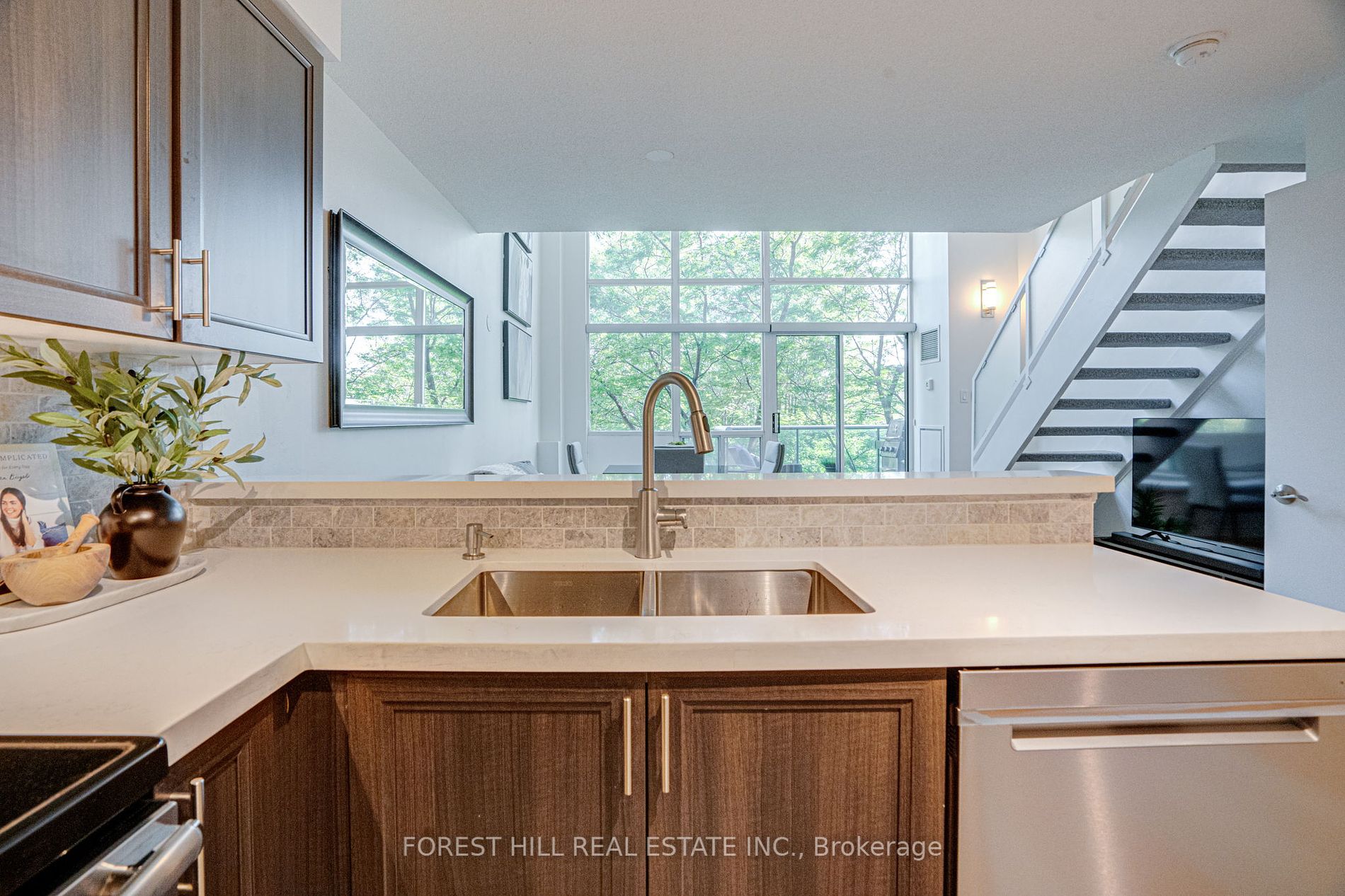 200 Manitoba Street #212