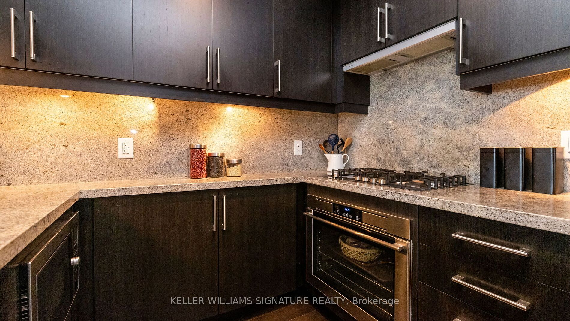 3500 Lakeshore Road W, #808