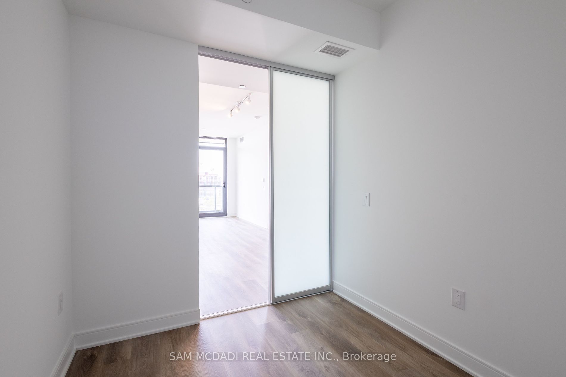 86 Dundas Street E #1517