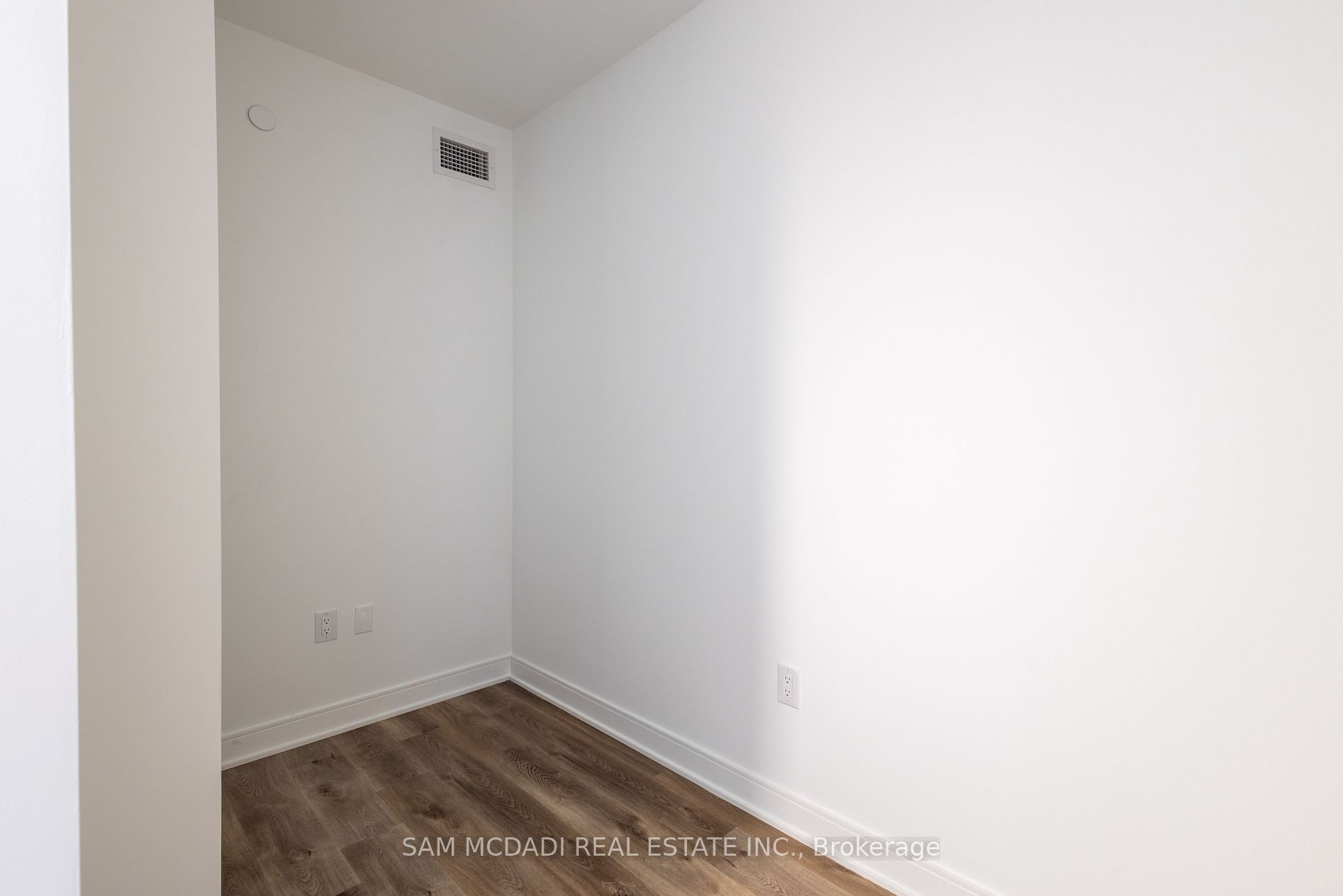86 Dundas Street E #1517