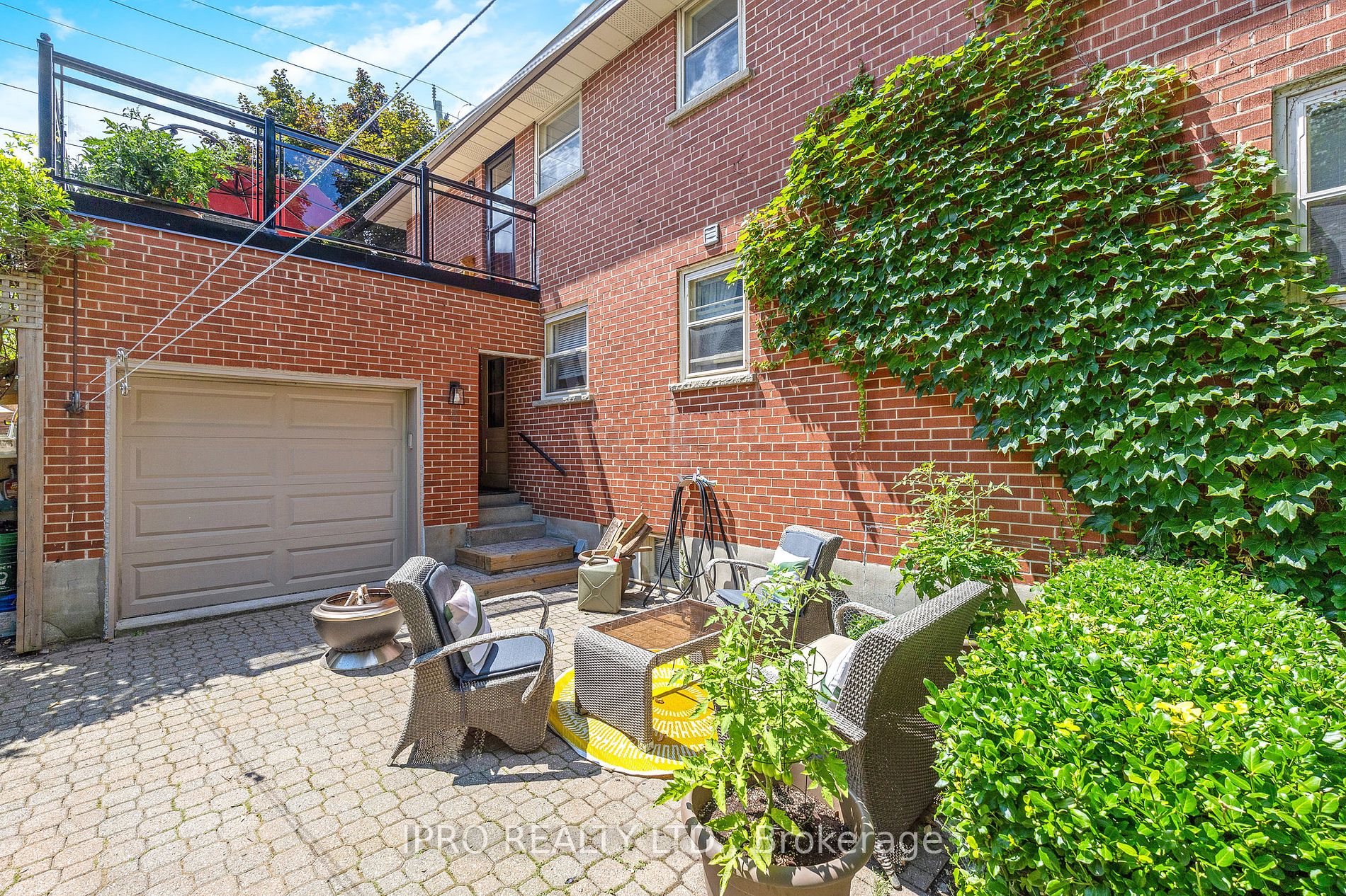 34 Elizabeth St S