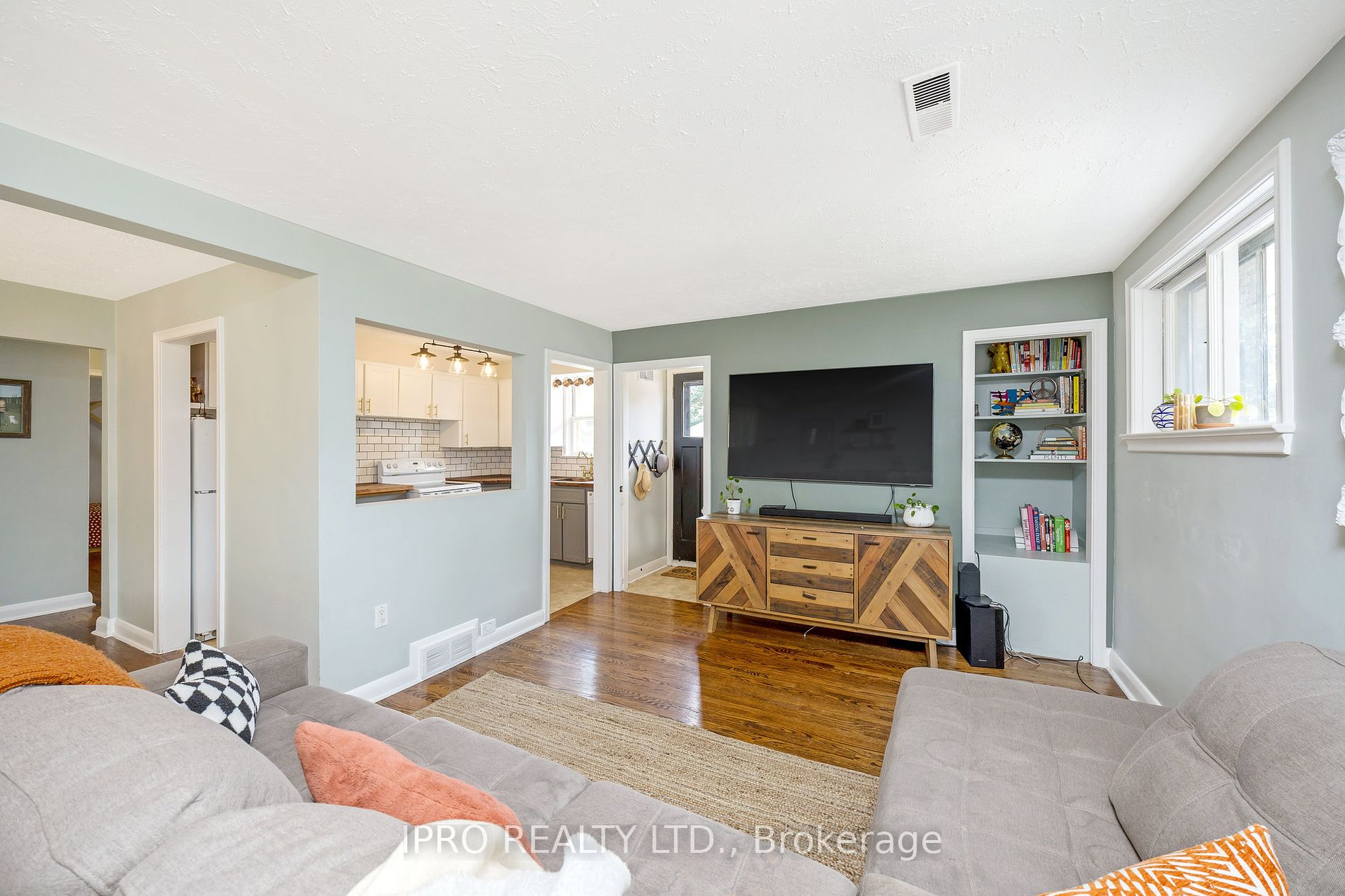 34 Elizabeth St S