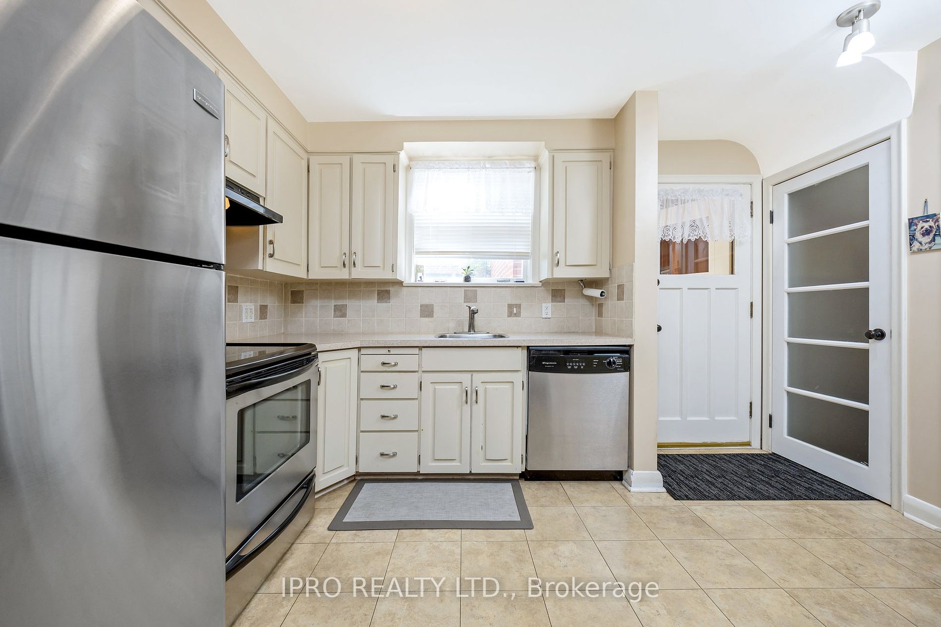 34 Elizabeth St S