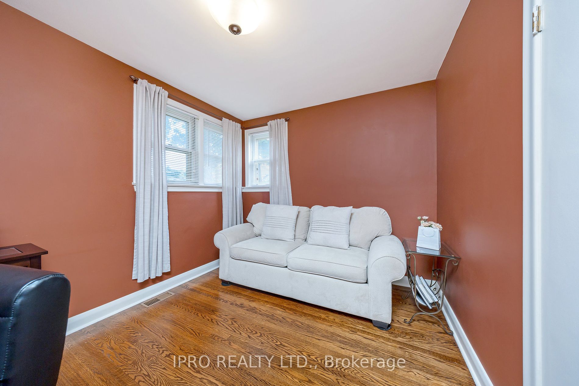 34 Elizabeth St S