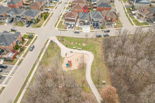 3 Rambling Oak Dr